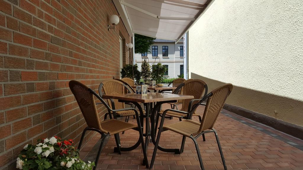 Hotel Drostenhof Garni Esens Exterior photo
